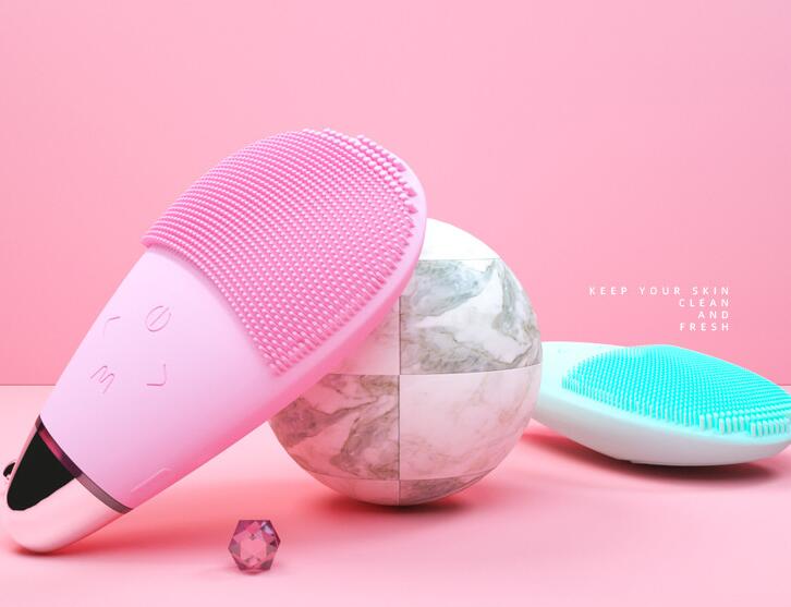 Electric silicone facial cleansing brush for deep pore cleansing