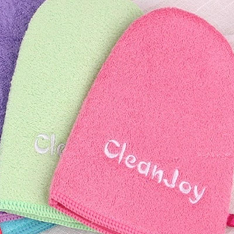 Exfoliating facial scrubbing towel for dead skin removal and cleansing